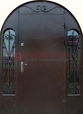 Арочная дверь со стеклом и ковкой ДА-16 под старину во Владимире