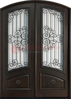 Арочная дверь со стеклом и ковкой ДА-33 в загородный дом во Владимире