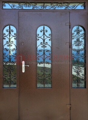 Железная парадная дверь со стеклом и ковкой ДПР-16 для общественных зданий в Сланцы