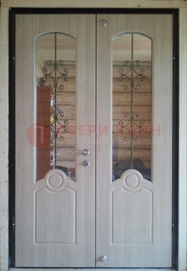 Парадная дверь со стеклянными вставками и ковкой ДПР-23 в деревянный дом во Владимире