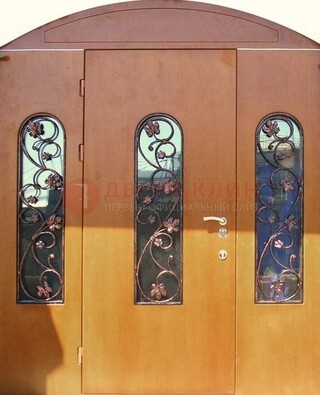 Парадная дверь со стеклянными вставками и ковкой ДПР-28 в общественное здание во Владимире