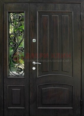 Парадная дверь со стеклянными вставками и ковкой ДПР-31 в кирпичный дом во Владимире
