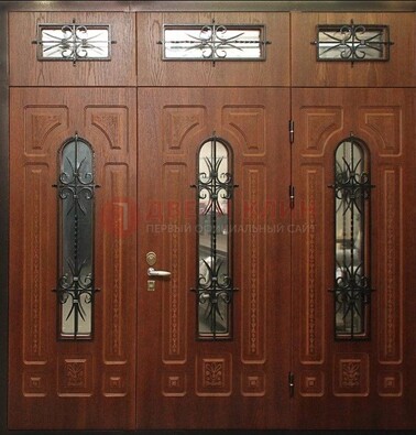 Парадная дверь с металлическими вставками и ковкой ДПР-72 в дом во Владимире