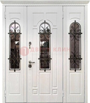 Белая распашная стальная дверь со стеклом и ковкой ДСК-125 во Владимире