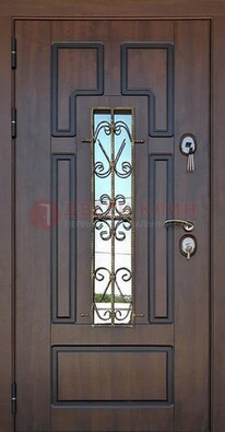 Уличная дверь со стеклом и ковкой в коричневом цвете ДСК-181 в Казани