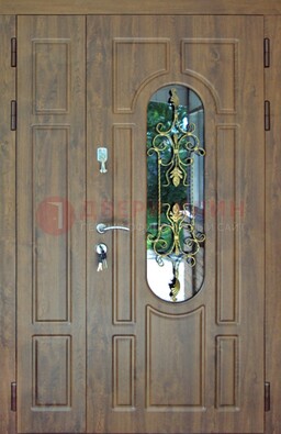 Коричневая полуторная дверь со стеклом и ковкой ДСК-198 в Яхроме