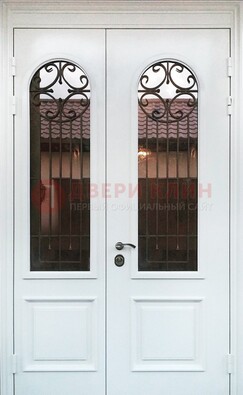 Белая стальная дверь стекло с ковкой и филенкой ДСК-201 во Владимире