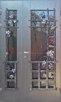 Распашная уличная дверь Порошок со стеклом и ковкой ДСК-221 во Владимире