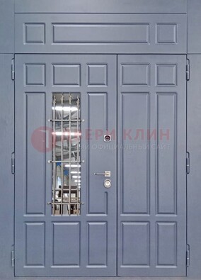 Серая двухстворчатая дверь Винорит со стеклом и ковкой ДСК-234 RAL 7024 во Владимире