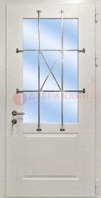 Белая простая железная дверь Винорит со стеклом и ковкой ДСК-257 во Владимире