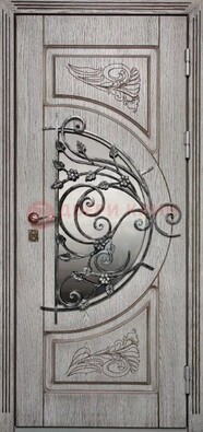 Светлая металлическая дверь со стеклопакетом и ковкой ДСК-25 в Ростове-На-Дону