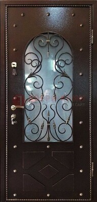 Влагостойкая дверь со стеклом и ковкой с декором ДСК-37 во Владимире