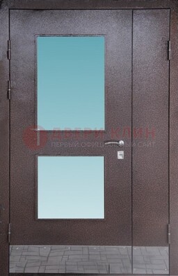Коричневая тамбурная дверь со стеклянными вставками ДТМ-21 во Владимире