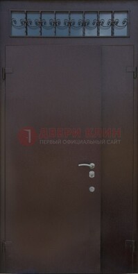 Коричневая тамбурная дверь со стеклянными вставками и ковкой ДТМ-39 во Владимире
