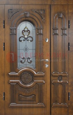 Коричневая двухстворчатая железная дверь с МДФ и витражом ВЖ-32 во Владимире